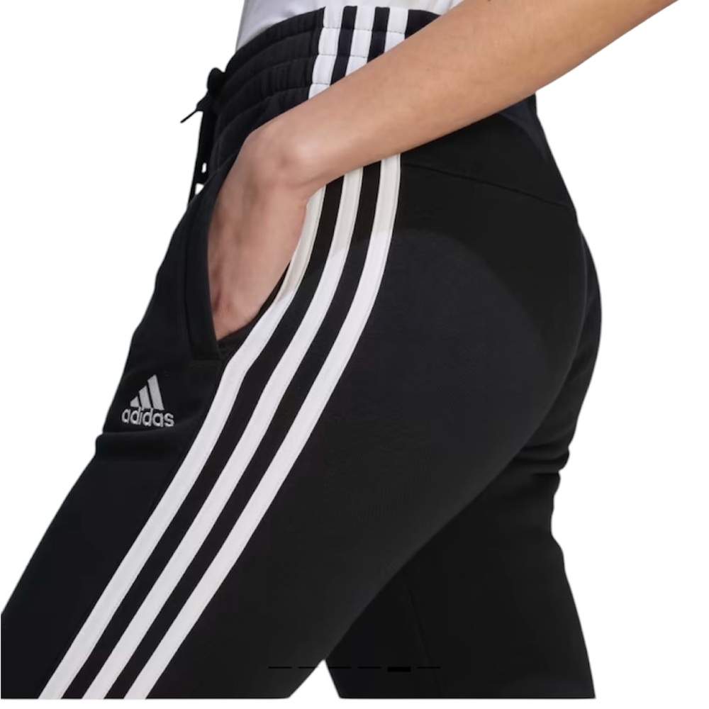 ESSENTIALS 3-STRIPES
FLEECE PANTS SLIM FIT
TAPERED LEG
FULL-LENGTH STYLE…